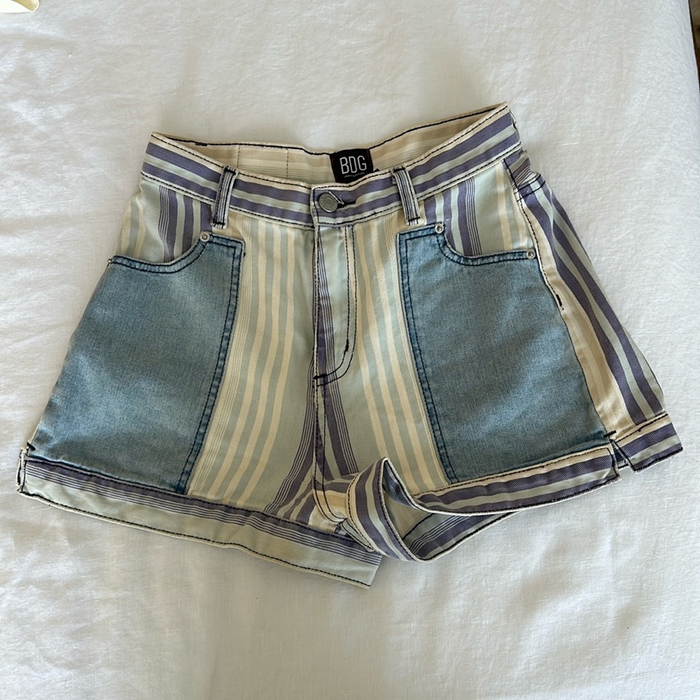 BDG MOM HIGH-RISE SHORT SIZE 26, NEVER WORN